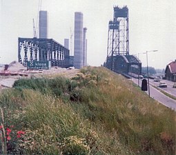 Spijkenisserbrug; links de nieuwe, rechts de oude, waarover de RTM-tram reed.(1977)