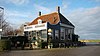 Het Heerenhuis, polderhuis van de Starnmeer en Kamerhop. Tegen de dijk gebouwd rechthoekig huis met schilddak, tevens uitspanning
