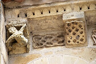 St-Vivien-de-Médoc templom modillon 1 és 2.jpg