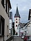 St. Genovefa in Mendig (Ortsteil Obermendig), Ansicht des Turmes aus der Oberstraße