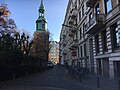 St. Georgs Kirchhof, Blick in Richtung Koppel, im Hintergrund die Hl. Dreieinigkeits-Kirche