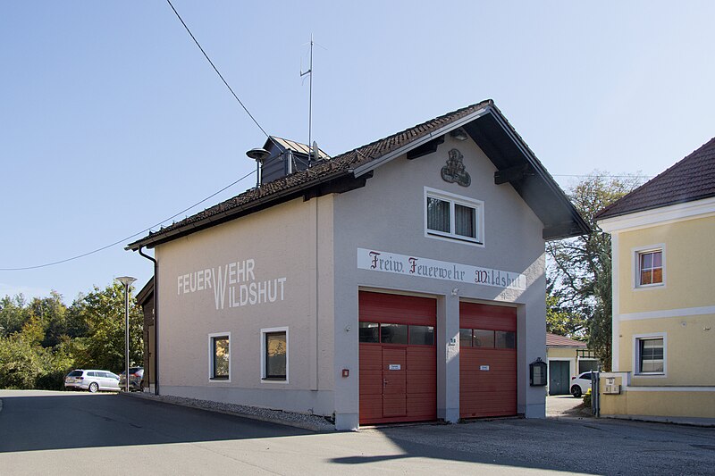 File:St. Pantaleon - Wildshot - Feuerwehrhaus - 2023 10 07-3.jpg