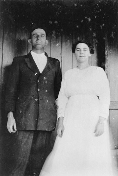 File:StateLibQld 1 106280 Maxwell Smith and his wife, ca. 1920.jpg