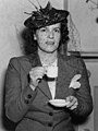Femme avec un chapeau à voilette en Australie (1939).