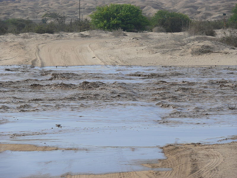 File:Swakop 20 km before Swakopmund.jpg