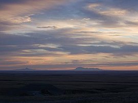 Sweetgrass Hills במונטנה מ- Red Rock Coulee.JPG