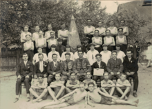 Towarzystwo Gimnastyczne "Sokół" w Lasku, w środku siedzi Józef Wawrzyniak. (1932 rok).