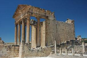 Le capitole du site antique de Dougga (gouvernorat de Béja, Tunisie). (définition réelle 3 008 × 2 000)