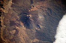 Photo satellite du Teide, avec des motifs radiaux représentant les coulées de lave.