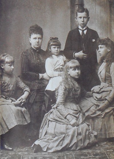 Victoria-Mélita et sa famille. De gauche à droite : Alexandra, la grande-duchesse Maria Alexandrovna, Béatrice, Marie, Alfred et Victoria-Mélita.