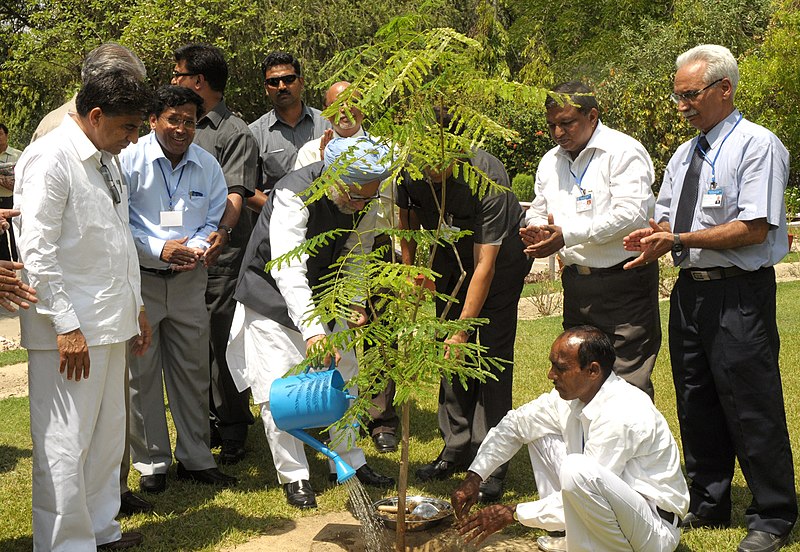 File:The Prime Minister, Dr Manmohan Singh planting a sapling, in IIT Kanpur Campus on July 03, 2010.jpg