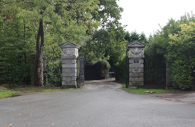 File:The entrance to Binfield Park (geograph 5923686).jpg