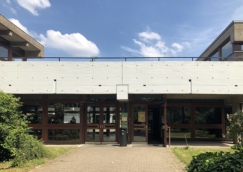 File:Theodor-Fliedner-Gymnasium, Kalkumer Schlossallee 28, Düsseldorf-Kaiserswerth (02).jpg