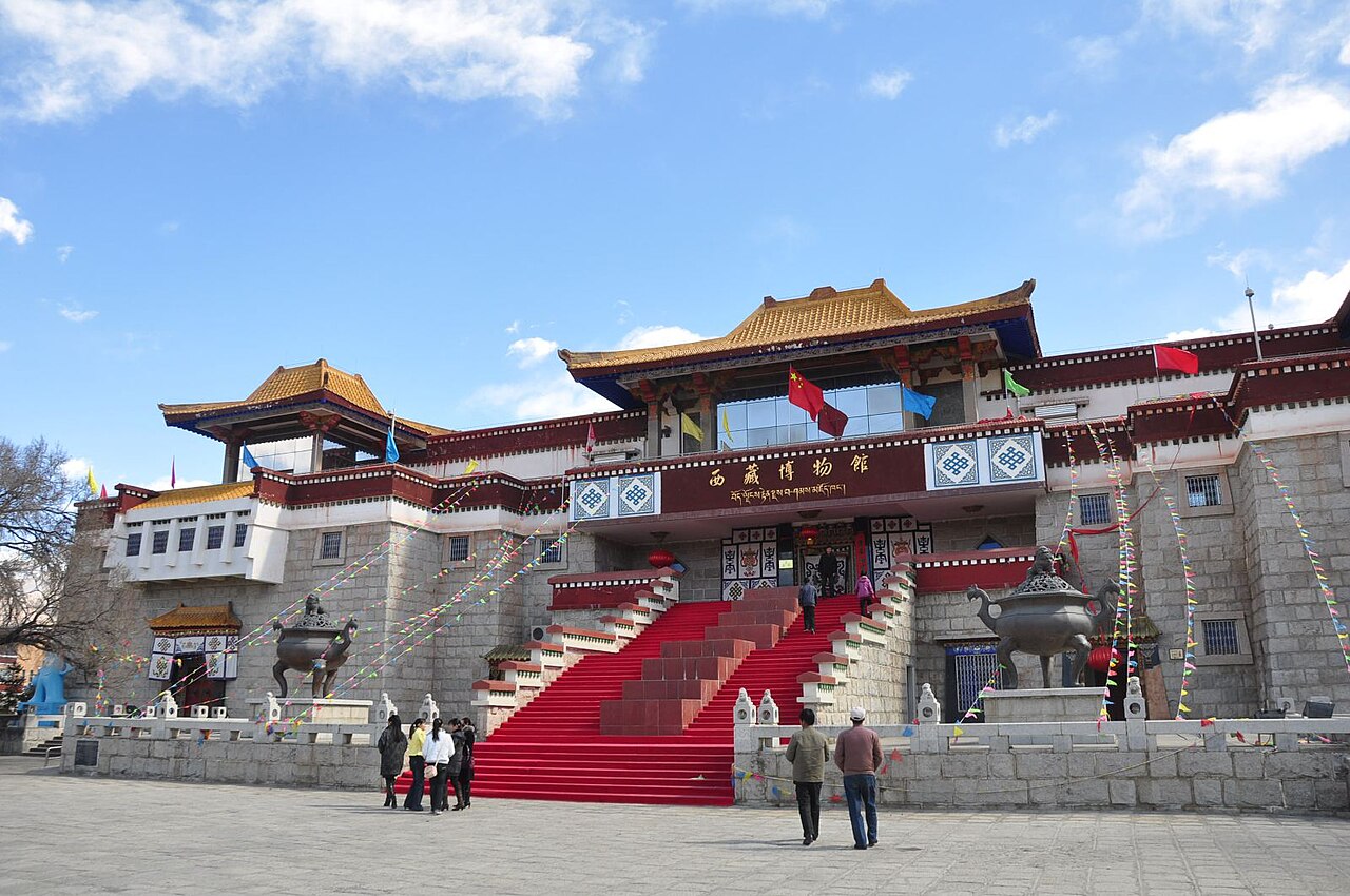 Tibet Museum (Lhasa) 1280px-Tibet_Museum1