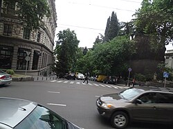 Начало улицы от Проспекта Руставели. Слева - гостиница Tbilisi Marriott Hotel, справа - памятник Эгнате Ниношвили