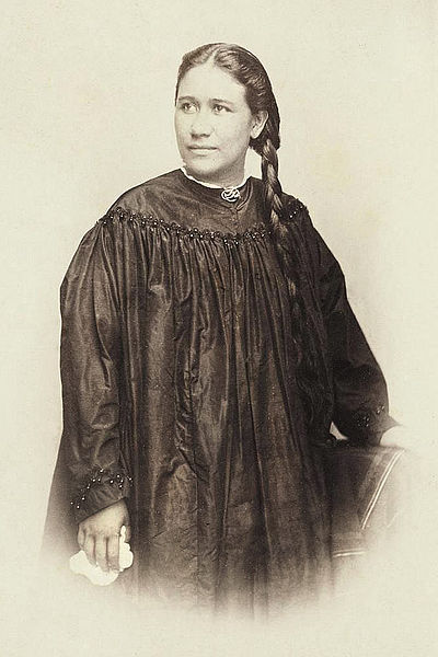 File:Titaua Brander, niece of Queen Pomare lV, 1869-70, Paul-Emile Miot.jpg
