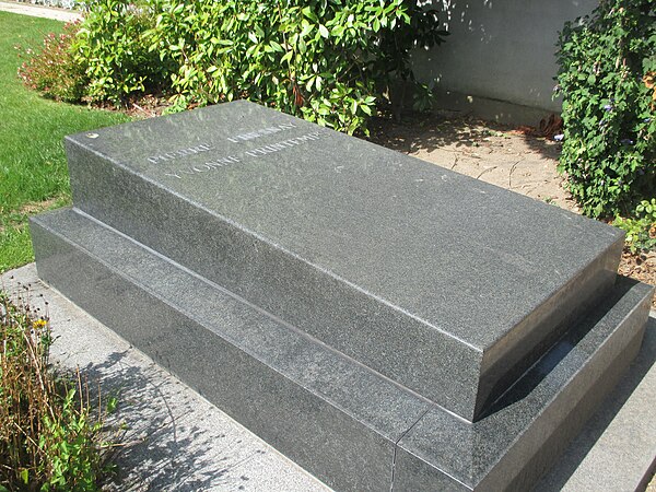 The grave of Fresnay and his companion Yvonne Printemps at the cemetery in Neuilly-sur-Seine