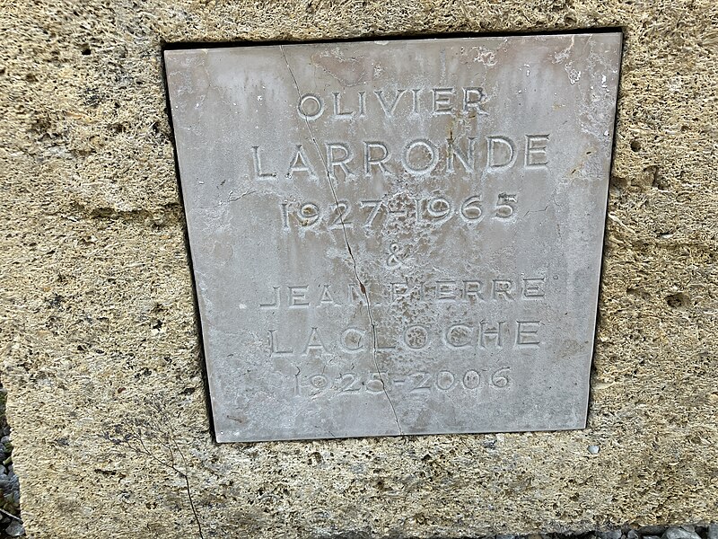 File:Tombe d'Olivier Larronde (inscriptions).jpg