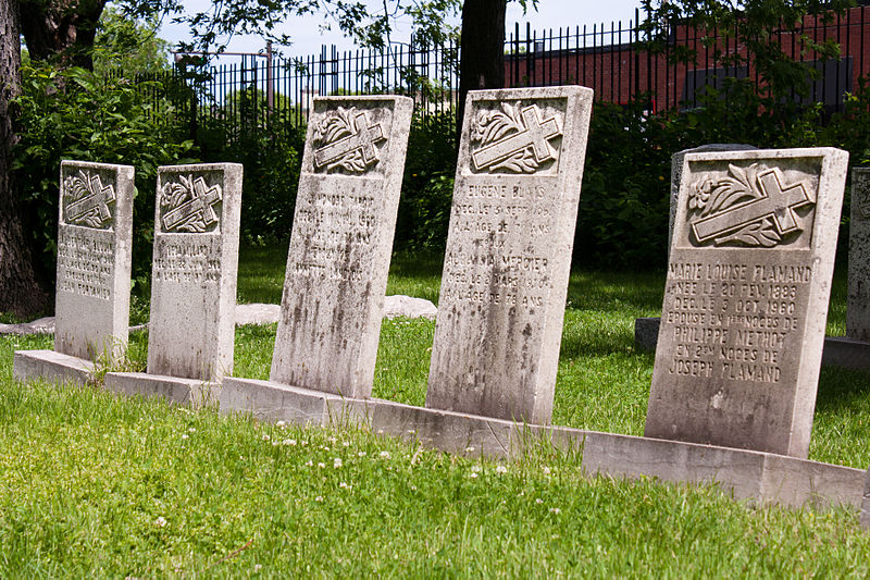 File:Tombes du cimetière de l'hôpital général de Québec.jpg