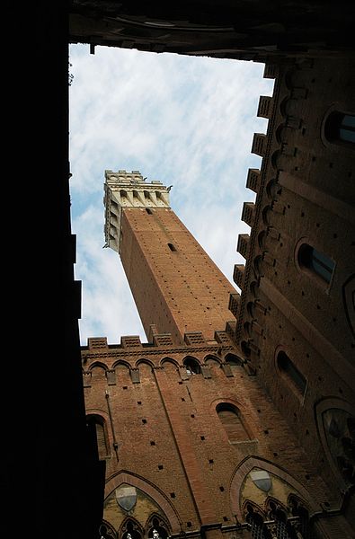 File:Torre del Mangia cortile Siena.jpg