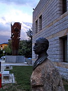 Estatua a Ricardo León, junto a la Casa de Cultura.