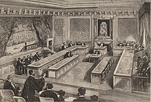 Monochrome Zeichnung des Gerichtssaals.  Im Vordergrund Maurice Sabatier, stehend, als Anwalt verkleidet.