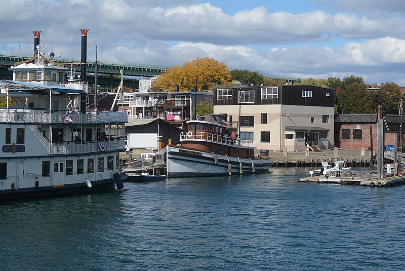 File:Tugboat Luna 2.jpg