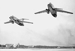 Vol en formation des deux XB-51 ; la flèche de la voilure est évidente et les deux turboréacteurs avant sont visibles sur cette photo.