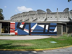 Bimural de Mateo Manaure. Título: Sin título. Autor: Mateo Manaure. Año: 1954. Al oeste de la Plaza Cubierta. En el otro lado del mural se encuentra el "Pastor de nubes". Al fondo, el edificio del Aula Magna.