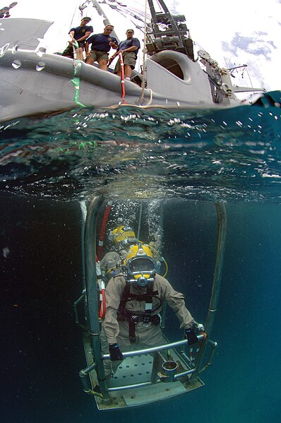 File:USNS-Grasp-Diver-On-Stage.jpg