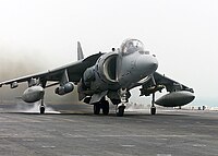 Americké námořnictvo 030407-N-9977R-001 Harrier AV-8B z 24. námořní expediční jednotky (24. MEU) Air Combat Element (ACE) .jpg