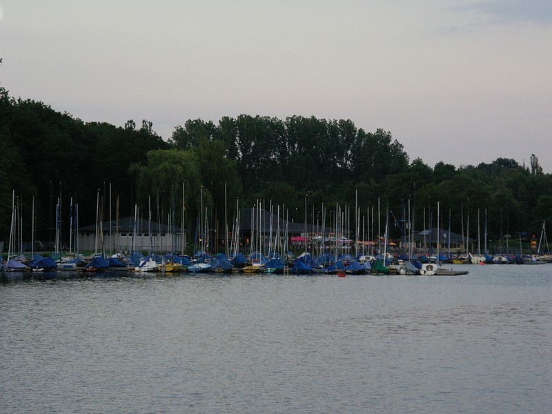 File:Unterbacher See - Bootshafen.jpg