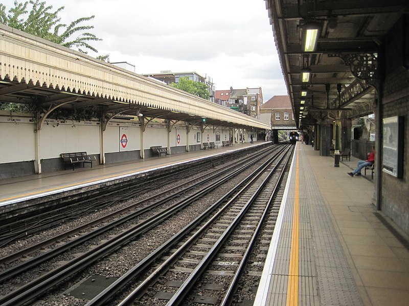 File:Upton Park Underground station, Greater London - geograph.org.uk - 4677778.jpg