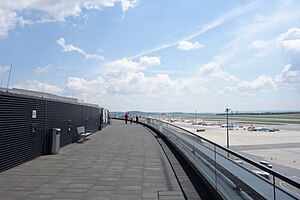 Flughafen Wien-Schwechat: Geschichte, Lage und Verkehrsanbindung, Flughafenanlagen