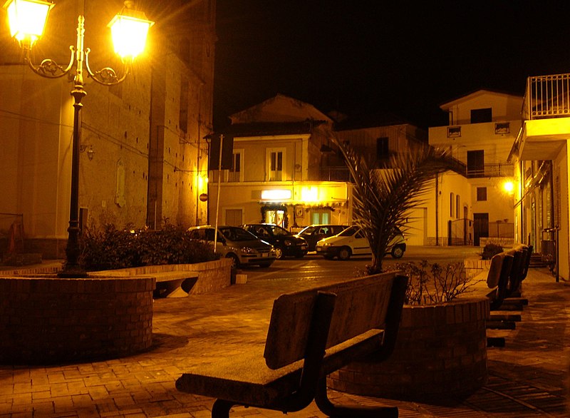 File:Vacri-Piazza Notturna - panoramio.jpg