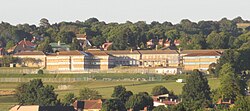 Varndean School, Stringer Way, Brighton (Ağustos 2016, Highcroft Villas, Prestonville'den görünüş) (2) .JPG