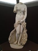 Vénus Landolina. Variation romaine, du IIe siècle de l'Aphrodite pudique retenant sa draperie, elle même dérivée de l'Aphrodite de Cnide.