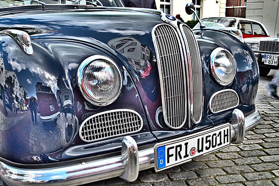 Vertical grille on a BMW 501