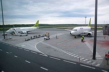 Aviones de airBaltic en el aeropuerto.