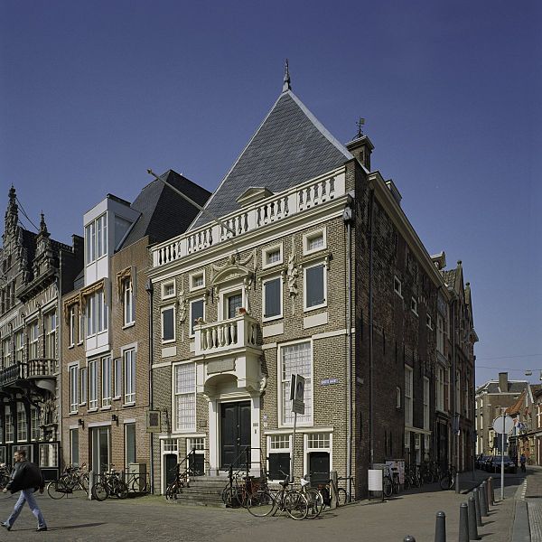 File:Voorgevel met ingangspartij, lijstgevel met houten balustrade en balkon, en rechter zijgevel met 13e eeuwse metselwerk - Haarlem - 20407077 - RCE.jpg