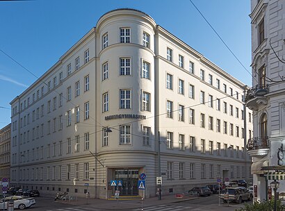 So kommt man zu Rainergymnasium mit den Öffentlichen - Mehr zum Ort Hier