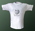 A Wikipédia jelvényével díszített póló