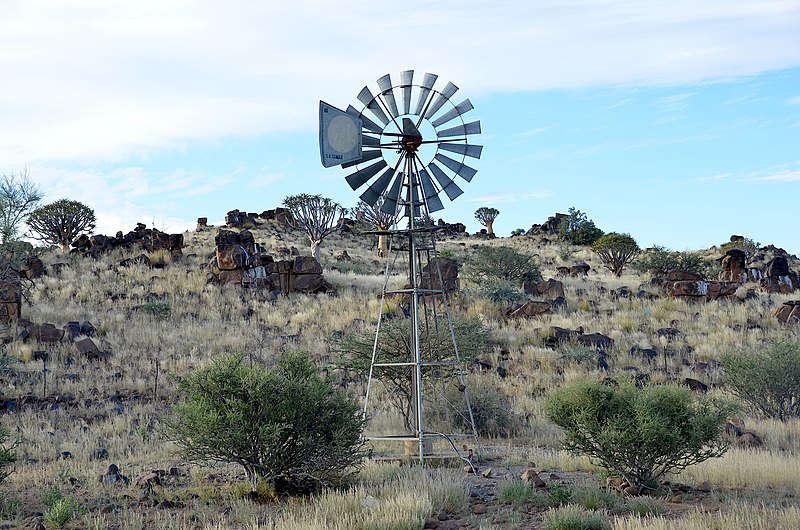 File:Windmotor bei Keetmanshoop (2017).jpg