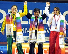 XIX Commonwealth Games-2010 برندگان مسابقات وزنه برداری 58 کیلوگرم زنان ، Ranu Bala Chanu Yumnam از هند (طلا) ، Seen Lee از استرالیا (نقره) و Zoe Smith از انگلیس (برنز) ، هنگام مراسم اهدای مدال. jpg