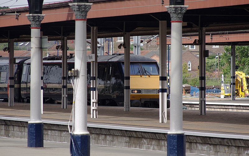 File:York railway station MMB 02 91128.jpg