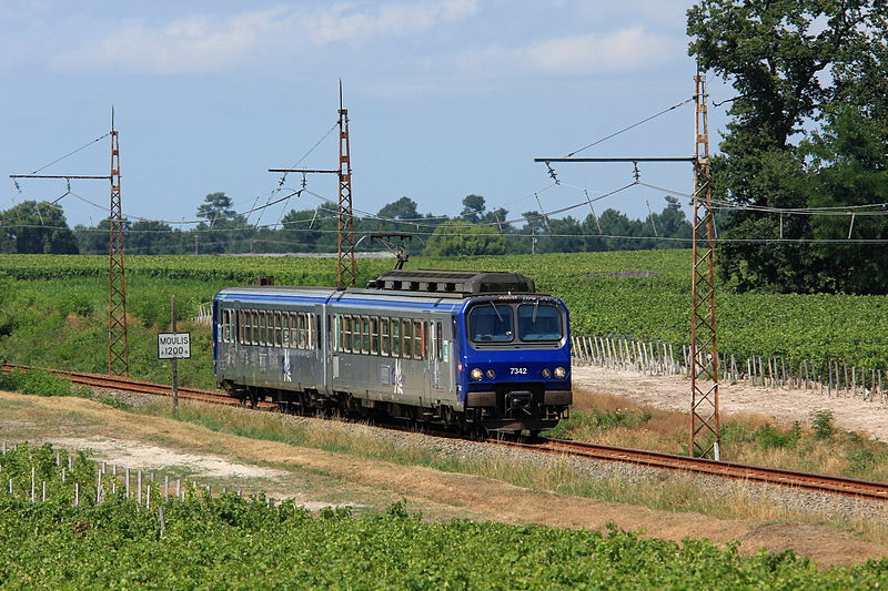 File:Z7342 peu après Moulis dans le Médoc par Cramos.JPG