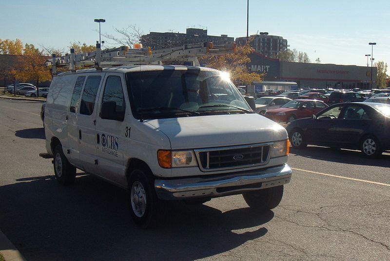 File:'06-'07 Ford E-250 Wagon CBS Outdoor -- Front & Walmart Store.jpg