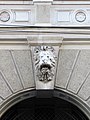 Голова лева над воротами