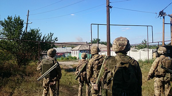 8th Spetsnaz Regiment enters a settlement in Donbass during the war in eastern Ukraine in 2014. Grupa 8-go OPSpP zakhodit' v naselenii punkt na Donbasi.JPG