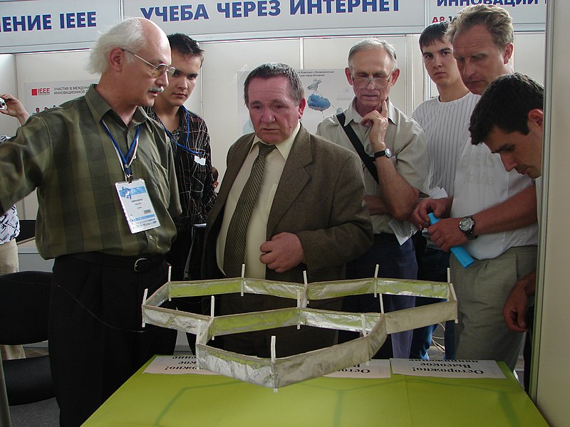 File:Демонстрация эффекта Брауна на НТТМ 2006.jpg